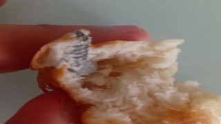 Aldığı ekmeğin içerisinden vida çıktı
