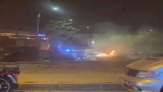 Alev alan aracı itfaiye ekipleri söndürdü