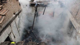 Alevler evi sardı, mahallede panik yaşandı
