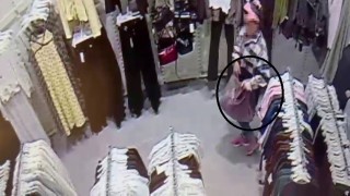 Alışveriş merkezinde çocuğunun yanında hırsızlık yapan kadın kamerada