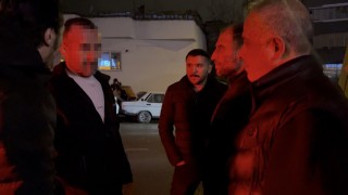 Alkollü sürücü ortalığı karıştırdı: Vatandaşı polis sandı, araç sahiplerini teselli etti