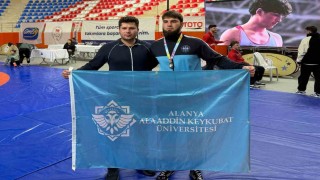 ALKÜlü öğrenci güreş şampiyonasından madalyayla döndü