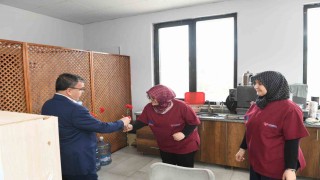 Altıeylül de kadın emeğine karanfilli kutlama