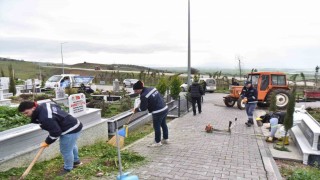 Altıeylülde bayram öncesi mezarlıklarda yoğun mesai