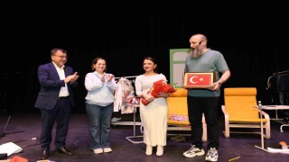 Altıeylülde tiyatro dolu gece