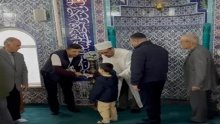 Anamurda bayram namazı sonrası çocuklara harçlık dağıtıldı