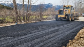 Andırında yoğun yağışlar nedeniyle bozulan yola sıcak asfaltla tamir