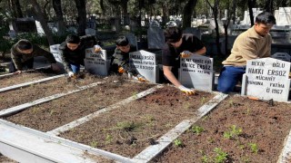 Anneannelerinin öğüdüyle başladılar, binlerce mezarı temizlediler