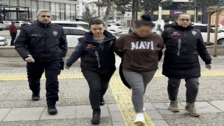 Annesinin sevgilisini bıçaklayan genç ve polise tokat atan annesi adliyede
