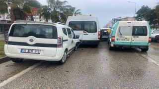 Antalyada 4 araçlı zincirleme kaza: Araçta sıkışan yolcu itfaiye ekiplerince çıkartıldı