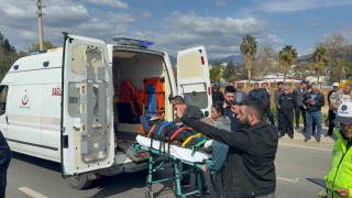 Antalyada motosiklet hafif ticari araçla çarpıştı: 2 yaralı