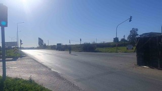 Antalyada muz yüklü kamyonun kasası yola savruldu