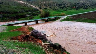 Arabanda etkili olan sağanak yağış Sıtma Pınar Çayının debisini arttırdı