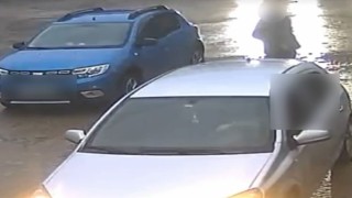 Aracın altında kalmaktan son anda kurtuldu