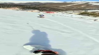 Araklının karlı tepelerinde mahalle arasında snowboard keyfi