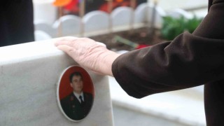 Arefe gününde Cebeci Askeri Şehitliğini ziyaret eden aileler şehitlerin kabirleri başında dua etti