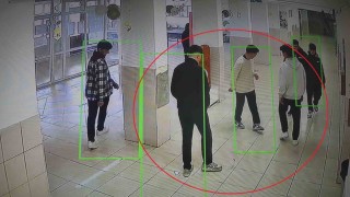 Arkadaşlarının top olarak oynadığı boş pet şişeyi çöpe atan kız öğrenci çevre duyarlılığıyla taktir topladı