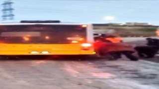 Arnavutköyde çamurlu yolda ilerleyemeyen İETT otobüsünü vatandaşlar itti