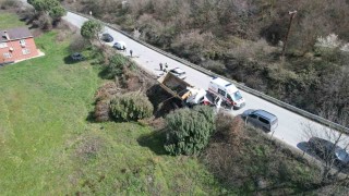 Arnavutköyde hafriyat kamyonu çayırlık alana uçtu, ağaçların devrildiği alan havadan görüntülendi
