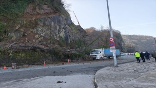 Artvinde heyelan: Yamaçtan kopan kayalar tırda hasara yol açtı