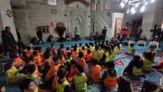 Asırlık camide yaşlılara anlamlı ziyaret