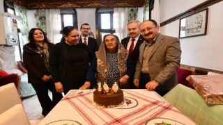 Asırlık çınar 100. yaş gününde yalnız bırakılmadı