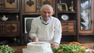 Asırlık dede, 102nci yaşını pasta keserek karşıladı: Sıhhatim gençlik gibi devam ediyor