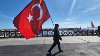Askeri kıyafeti ve elinde Türk bayrağıyla İstanbuldan Çanakkaleye yürüyor