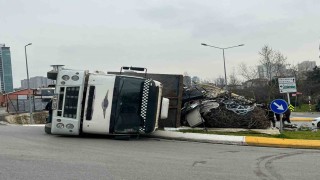 Ataşehirde kamyon devrilerek yan yattı