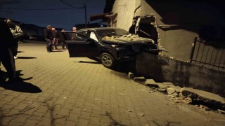 Ataşehirde kontrolden çıkan otomobil, yıktığı istinat duvarında asılı kaldı