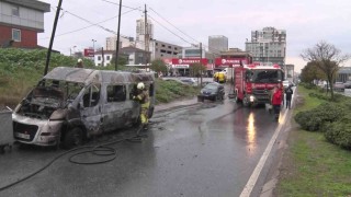 Ataşehirde servis minibüsü yanarak küle döndü