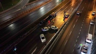 Ataşehirde zincirleme kaza: Yardım için duran araçlar da kazaya karıştı, 3 yaralı