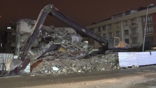 Avcılarda kentsel dönüşüm kapsamında yapılan yıkım kontrolden çıktı, o anlar kamerada
