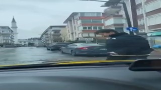 Avcılarda trafikte takip ettiği sürücüye tehditler savuran şahıs yakalandı