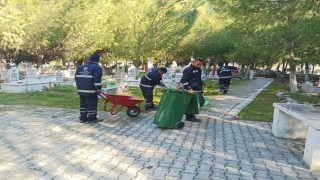 Aydın Büyükşehirden mezarlıklarda Ramazan Bayramı öncesi temizlik çalışması
