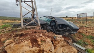 Aydınlatma direğine çarpan otomobilin sürücüsü öldü