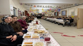Aydıntepede öğretmenler ve öğrenciler iftar sofrasında bir araya geldi
