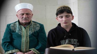 Aynı kubbe altında iki nesil: Hafız oğul mukabele okuyor, imam hatip baba namaz kıldırıyor
