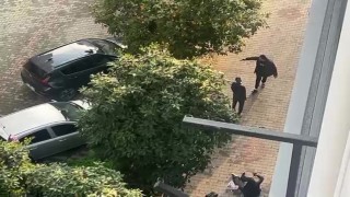 Ayrıldığı eşini ayaklarından vuran şahıs, havaya da ateş açmış