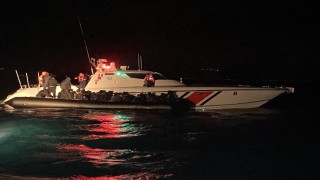 Ayvalıkta motoru arızalanan botla denizde sürüklenen 39 göçmen kurtarıldı