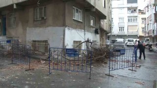 Bağcılarda bir binanın çatısı çöktü: 2 araç hasar gördü