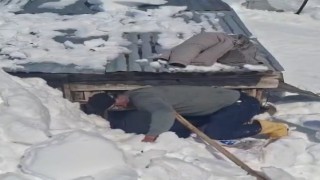 Bahar hazırlığı için gittikleri köyde metrelerce karla karşılaştılar