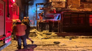Bahçelievlerde hurda malzemelerin bulunduğu depoda yangın