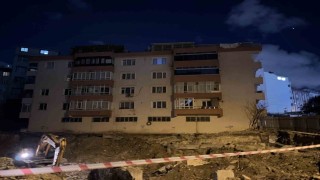 Bahçelievlerde inşaat çalışmasında zemininde boşluk oluşan 4 katlı bina mühürlendi