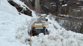 Bahçesarayda yola çığ düştü