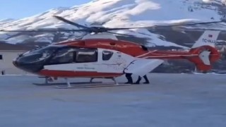Bahçesaraydaki minik hasta helikopter ambulansla Vana sevk edildi