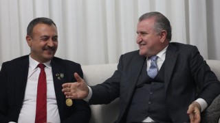 Bakan Bak, Depremzede Gazi’yi Evinde Ziyaret Etti