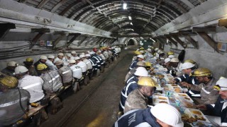 Bakan Bayraktar, madencilerle iftar yaptı