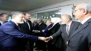Bakan Yumaklı, huzurevindeki kadınların 8 Mart Dünya Kadınlar Gününü kutladı