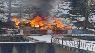 Balık tesisinde çıkan yangın evi küle çevirdi